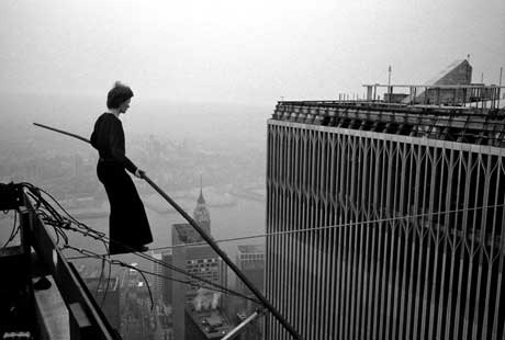Philippe Petit auf dem Seil zwischen den New Yorker Twin Towers (1974)
