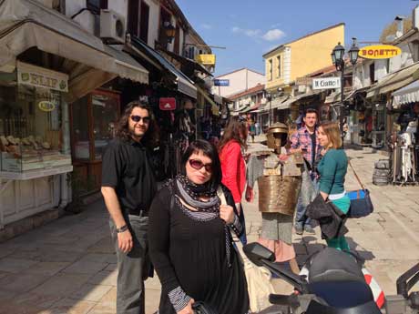 Igor Isakovski und Elizabeta Lindner in der Altstadt von Skopje