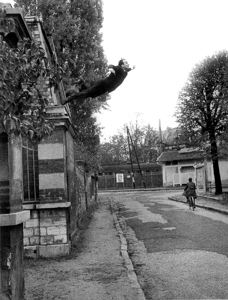 Yves Klein: Obsession de la lévitation (Foto: Harry Shunk)